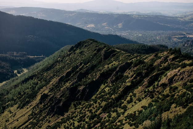 Incredibili montagne rocciose con nuvole e lago in estate per i viaggi. Itinerario di montagna.