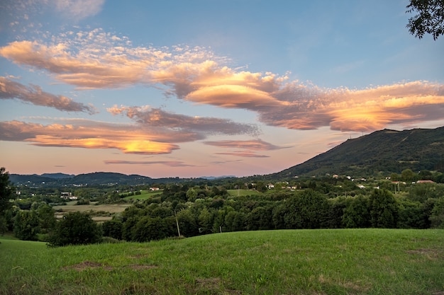 Incredibili nuvole lenticolari colorate sulla montagna in campagna