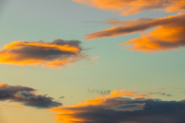 Incredibili nuvole nel cielo al tramonto