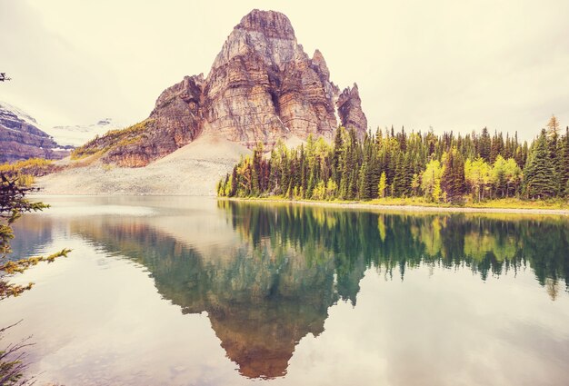 Incredibili paesaggi di montagna nel Parco Provinciale del Monte Assiniboine, British Columbia, Canada Stagione autunnale