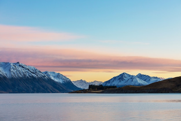 Incredibili paesaggi naturali in Nuova Zelanda. Lago delle montagne al tramonto.