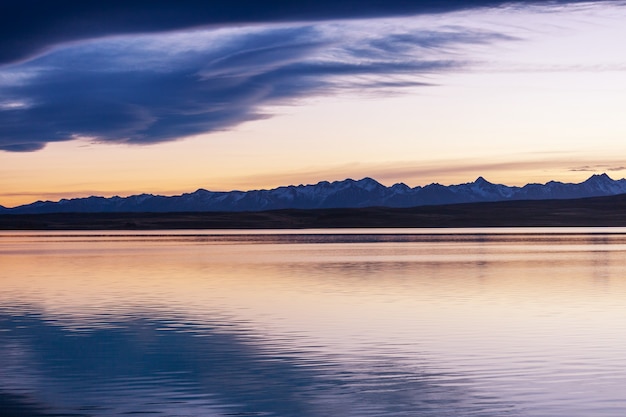 Incredibili paesaggi naturali in Nuova Zelanda. Lago delle montagne al tramonto.