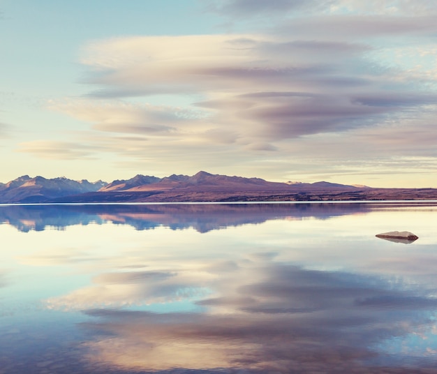 Incredibili paesaggi naturali in Nuova Zelanda. Lago di montagna al tramonto.