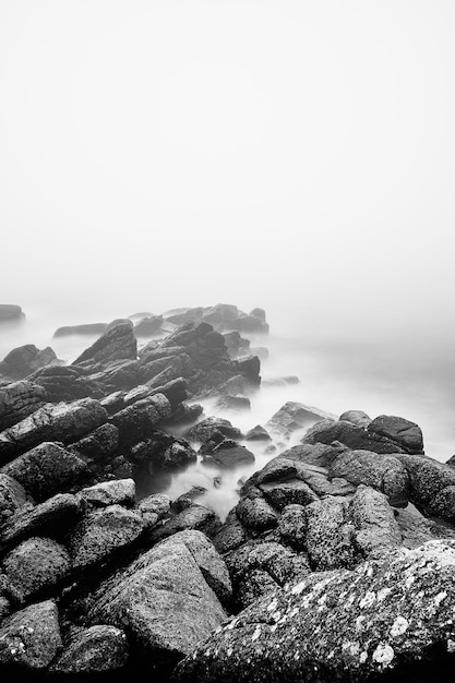 incredibili rocce sulla riva dell'isola in Danimarca