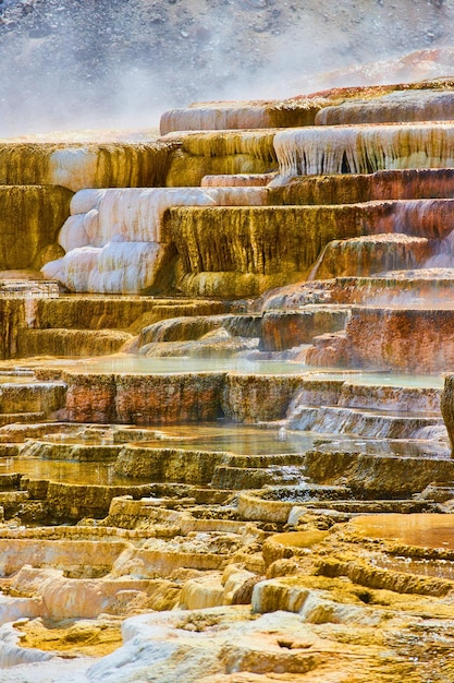 Incredibili scaffali colorati sulla terrazza alle sorgenti termali di Yellowstone