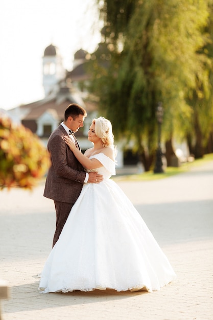 Incredibili sposi sorridenti. Bella sposa e sposo elegante.