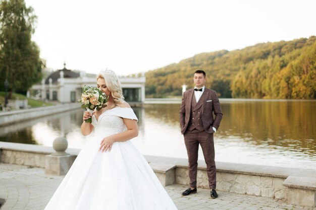 Incredibili sposi sorridenti. Bella sposa e sposo elegante.