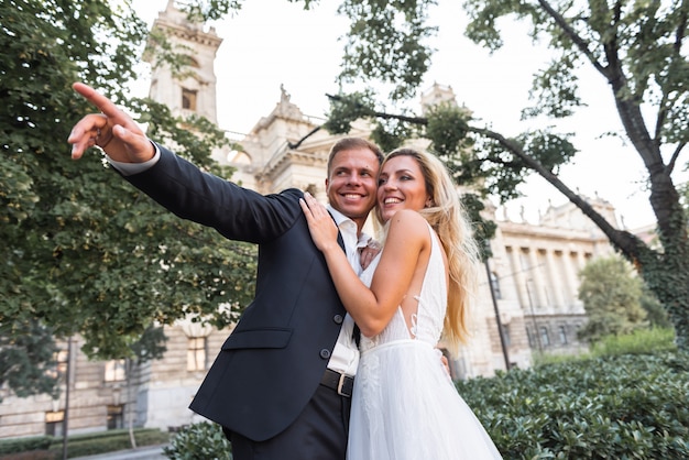 Incredibili sposi sorridenti. Bella sposa e sposo elegante.