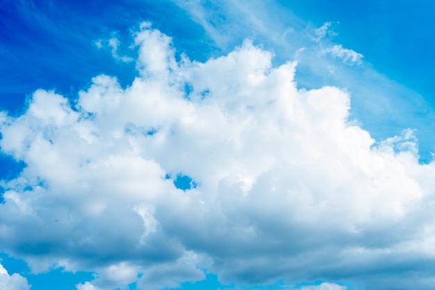 Incredibilmente belle nuvole contro un soleggiato cielo blu. - Immagine