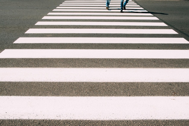 Incrocio con sfondo di persone che camminano