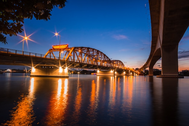 Incrocio del ponte di Bangkok Chao Praya River Thailand