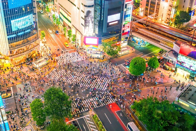 Incrocio di Shibuya dalla vista dall'alto al crepuscolo a Tokyo, Giappone