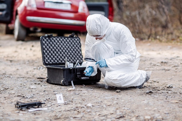 Indagine sulla scena del crimine che raccoglie prove