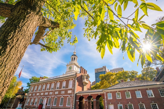 Independence Hall a Philadelphia, Pennsylvania USA con cielo blu