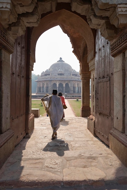 India, Delhi; donna indiana alla tomba di Humayun