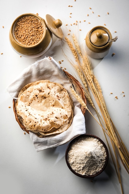 Indian Chapati o Fulka o Gehu Roti con chicchi di grano in background. È un cibo tradizionale dell'India settentrionale o meridionale ricco di fibre sane, messa a fuoco selettiva