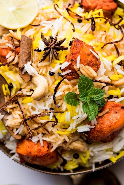 Indian Chicken Tikka Biriyani servito in una ciotola con yogurt. messa a fuoco selettiva