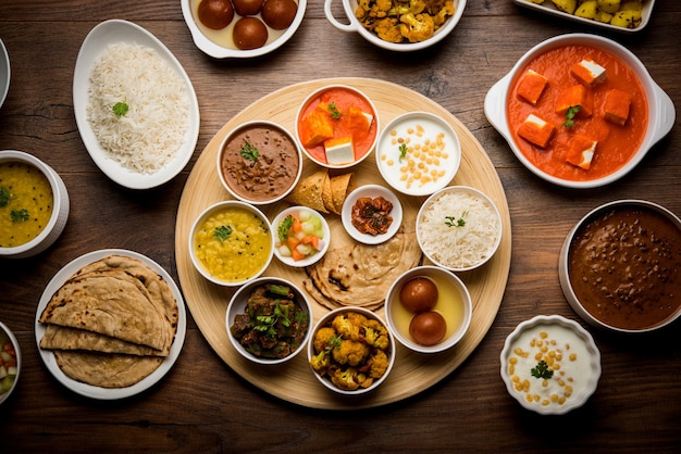 Indian Hindu Veg Thali o piatto di cibo, messa a fuoco selettiva