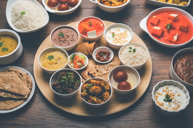 Indian Hindu Veg Thali o piatto di cibo, messa a fuoco selettiva