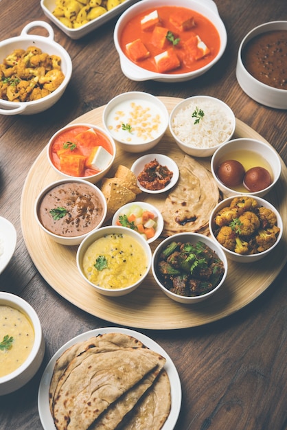 Indian Hindu Veg Thali o piatto di cibo, messa a fuoco selettiva