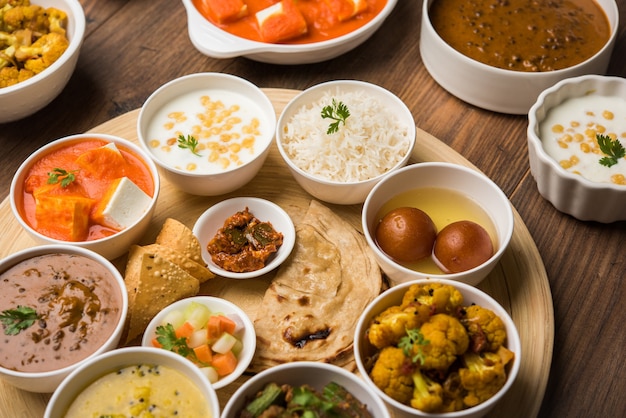 Indian Hindu Veg Thali o piatto di cibo, messa a fuoco selettiva