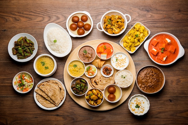 Indian Hindu Veg Thali o piatto di cibo, messa a fuoco selettiva