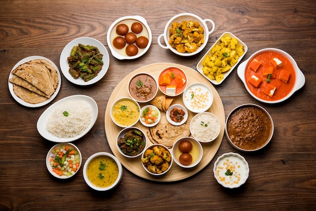 Indian Hindu Veg Thali o piatto di cibo, messa a fuoco selettiva