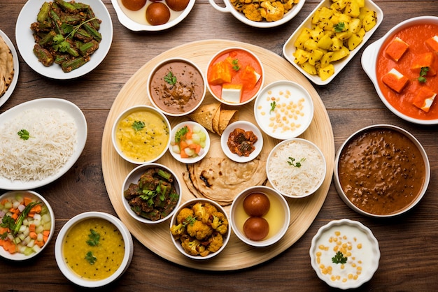 Indian Hindu Veg Thali o piatto di cibo, messa a fuoco selettiva