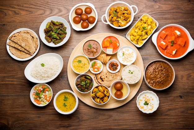 Indian Hindu Veg Thali o piatto di cibo, messa a fuoco selettiva