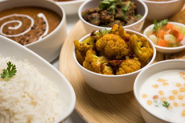 Indian Hindu Veg Thali o piatto di cibo, messa a fuoco selettiva