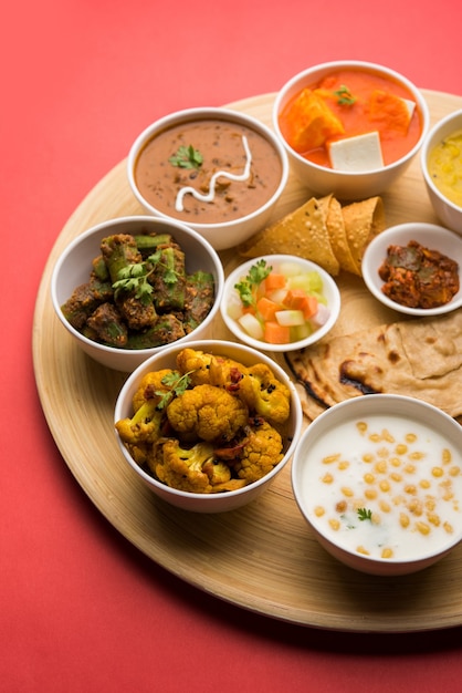 Indian Hindu Veg Thali o piatto di cibo, messa a fuoco selettiva