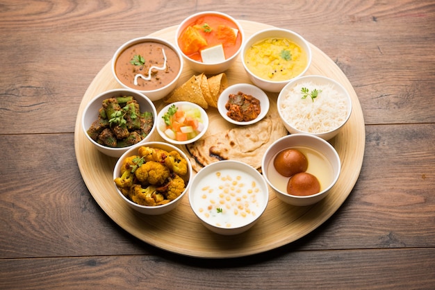 Indian Hindu Veg Thali o piatto di cibo, messa a fuoco selettiva