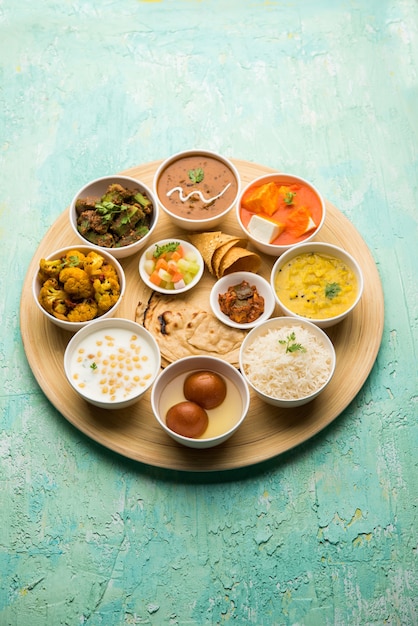 Indian Hindu Veg Thali o piatto di cibo, messa a fuoco selettiva