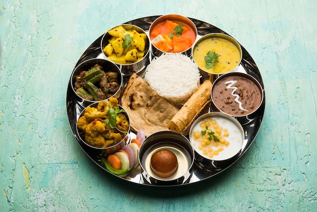 Indian Hindu Veg Thali o piatto di cibo, messa a fuoco selettiva