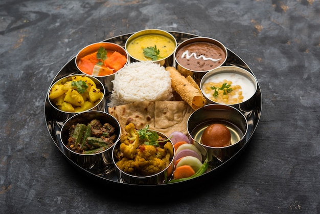 Indian Hindu Veg Thali o piatto di cibo, messa a fuoco selettiva