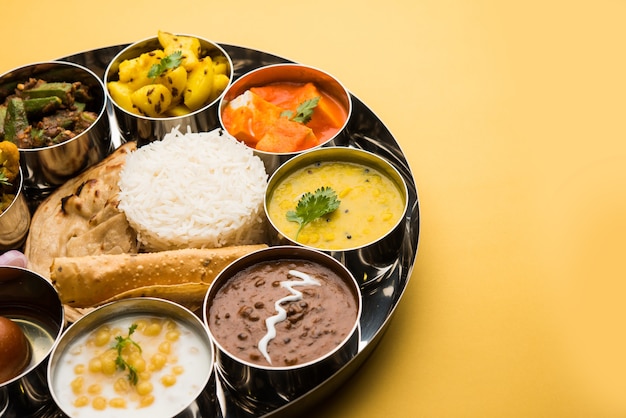 Indian Hindu Veg Thali o piatto di cibo, messa a fuoco selettiva