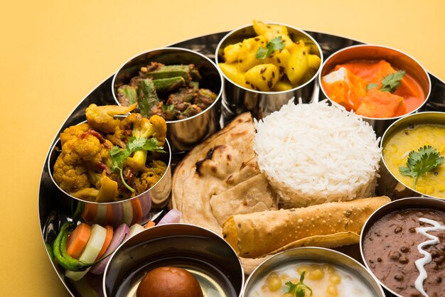 Indian Hindu Veg Thali o piatto di cibo, messa a fuoco selettiva