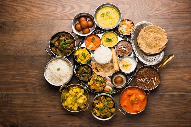 Indian Hindu Veg Thali o piatto di cibo, messa a fuoco selettiva