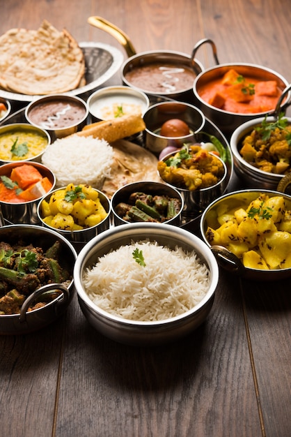 Indian Hindu Veg Thali o piatto di cibo, messa a fuoco selettiva