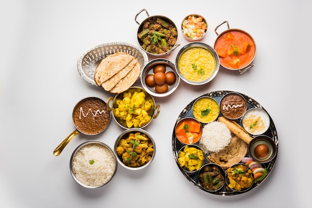 Indian Hindu Veg Thali o piatto di cibo, messa a fuoco selettiva