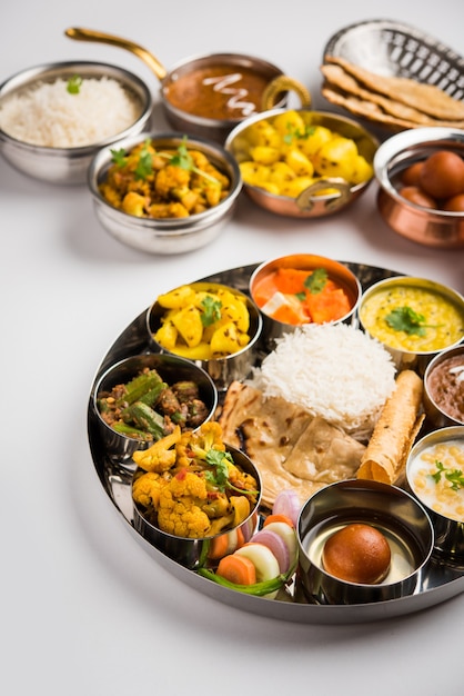 Indian Hindu Veg Thali o piatto di cibo, messa a fuoco selettiva