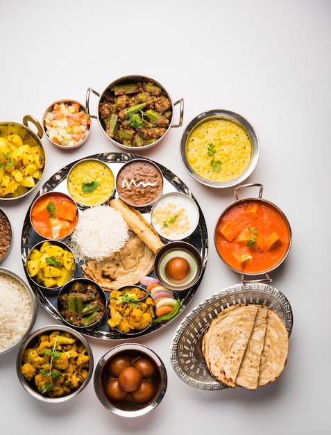 Indian Hindu Veg Thali o piatto di cibo, messa a fuoco selettiva