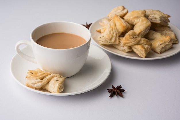 Indian khari o kharee o snack salati di pasta sfoglia, serviti con tè caldo indiano, trama di messa a fuoco selettiva