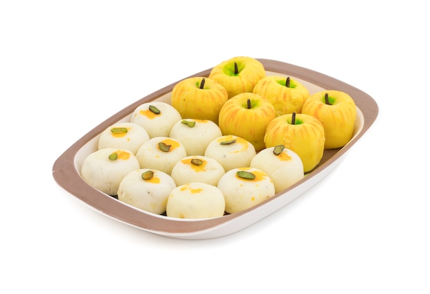 Indian Mix Sweet Food Peda a forma di mela con Peda bianco