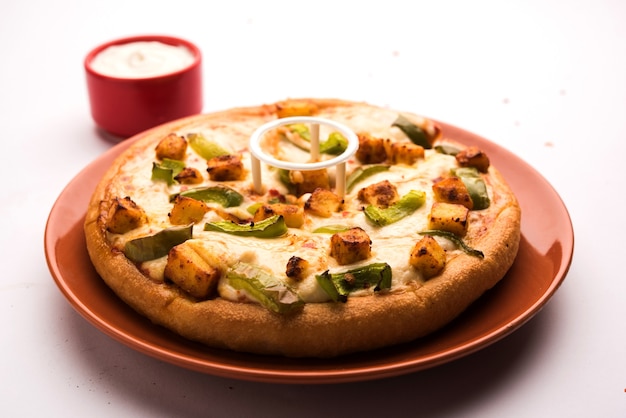 Indian Paneer Pizza con cubetti di ricotta fresca e besciamella