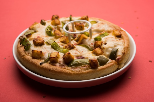 Indian Paneer Pizza con cubetti di ricotta fresca e besciamella
