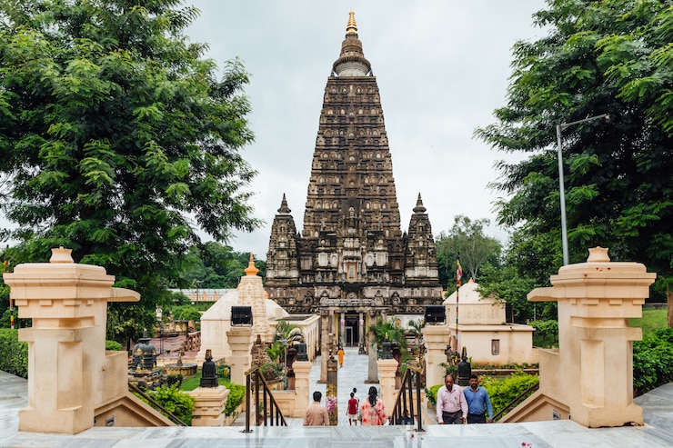 Photo indian people walking on bare foot to mahabodhi temple.