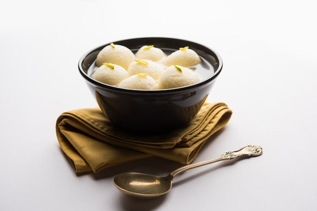 Indian Rasgulla o Rosgulla dolce da dessert servito in una ciotola. messa a fuoco selettiva