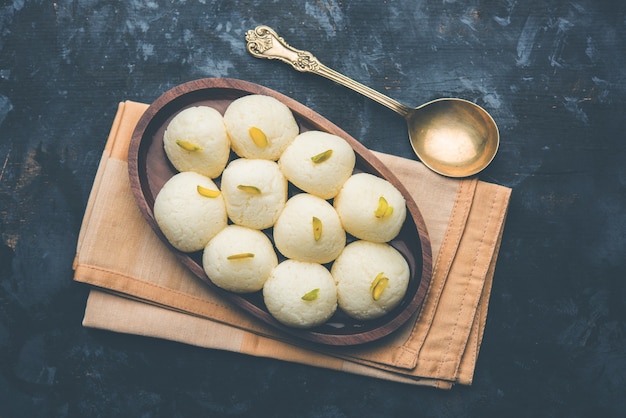 Indian Rasgulla o Rosgulla dolce da dessert servito in una ciotola. messa a fuoco selettiva