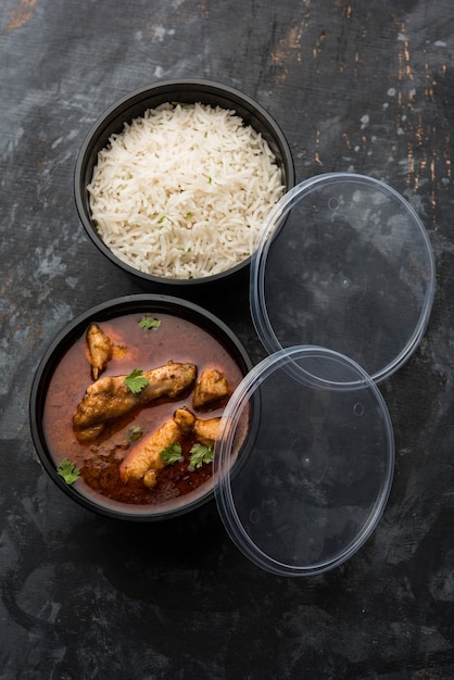 Indian Red Chicken curry confezionato per la consegna a domicilio in un contenitore di plastica